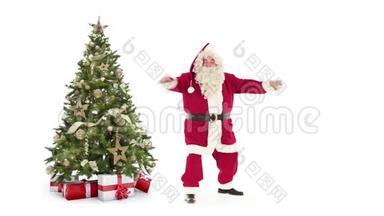 灯光装饰着圣诞树，礼物盒和圣诞老人奔跑着，挥舞着，用文字在白色背景下离去